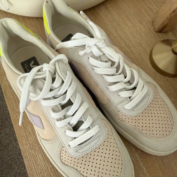 Veja Sneakers - Picture 2 of 5